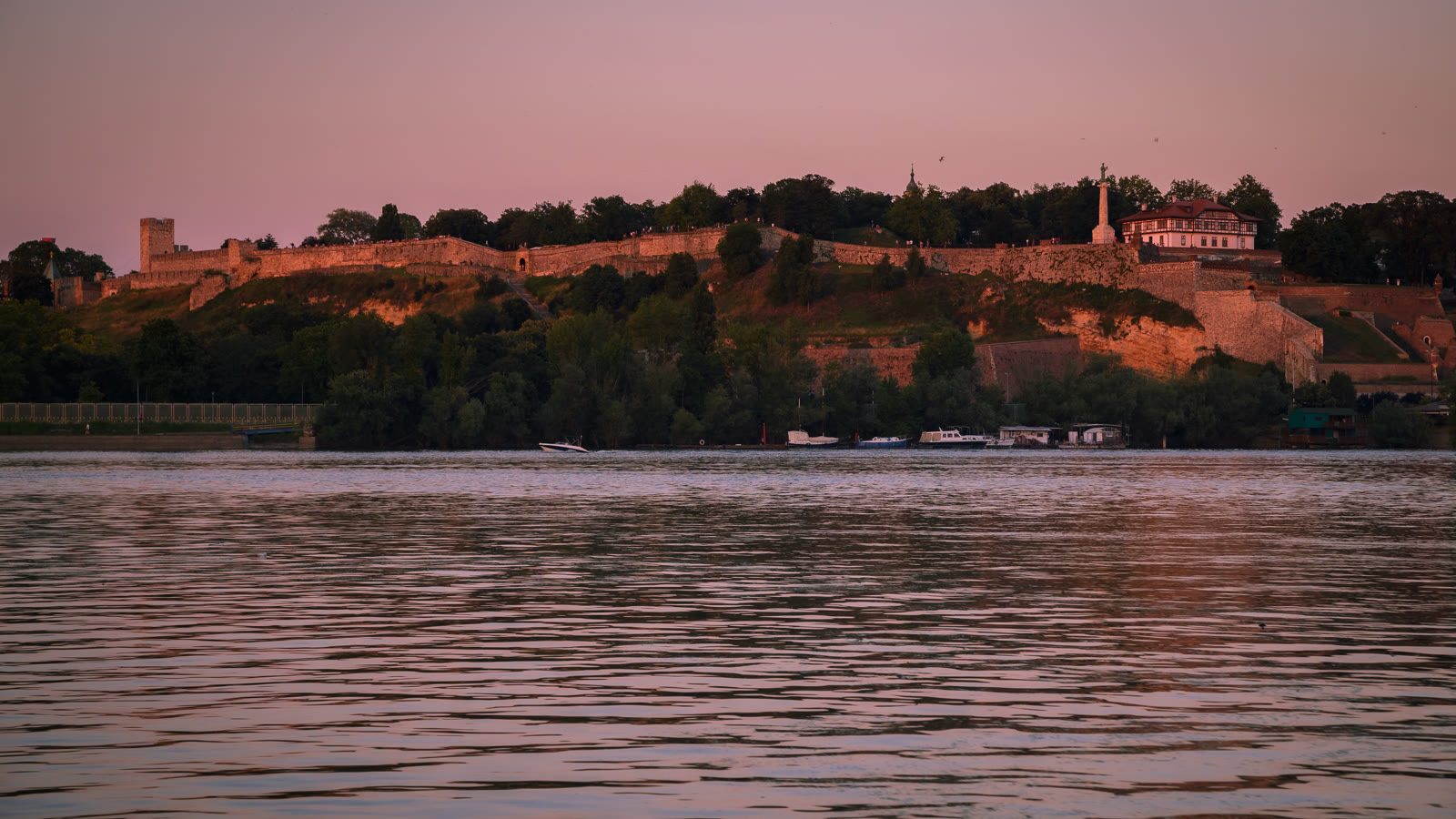 Kalemegdan-faestningen i Beograd set over floden i aftenlys