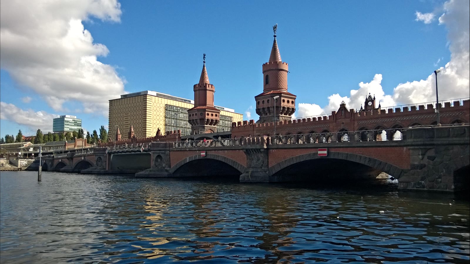 Oberbaumbruecke over Spree i Berlin
