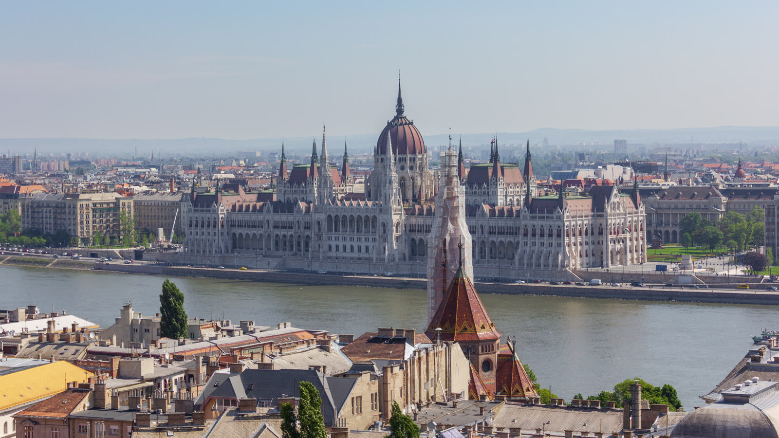 Parlamentsbygningen i Budapest set over Donau