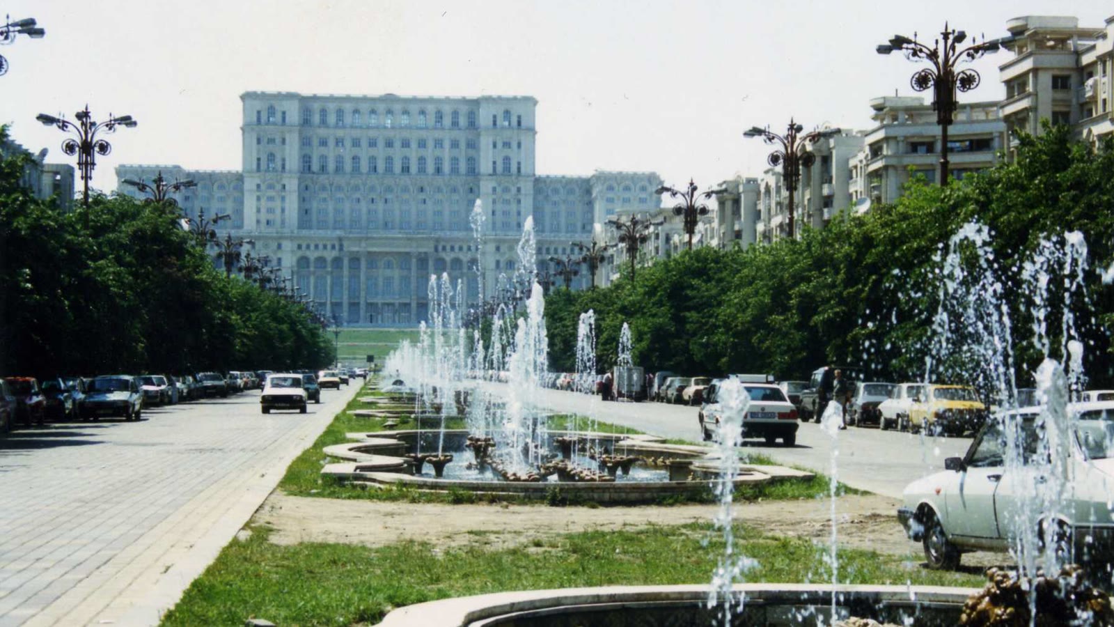 Parlamentspaladset for enden af boulevarden i Bukarest med springvandene
