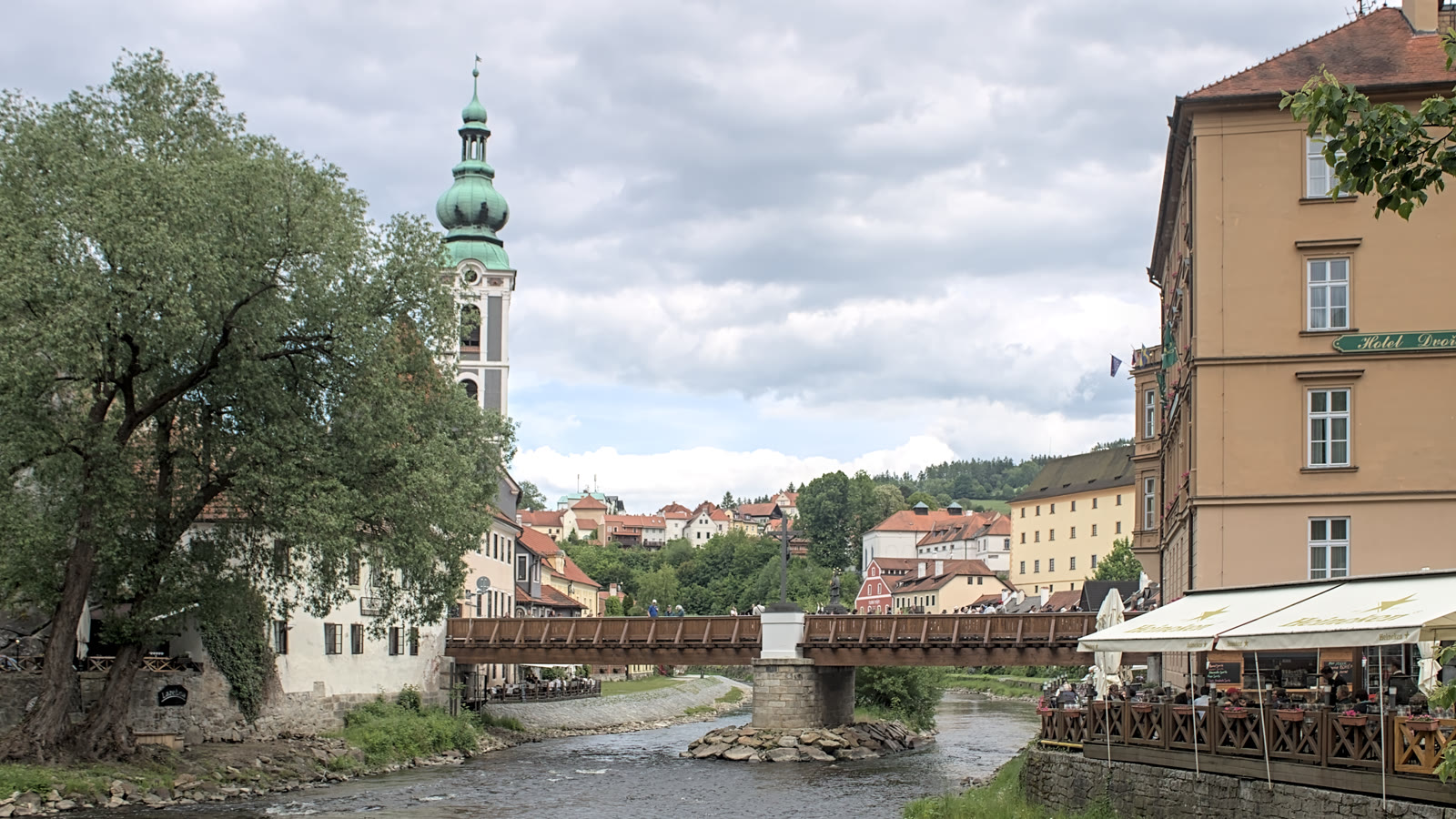 Vltava gennem Cesky Krumlov med kirketaarn og bro