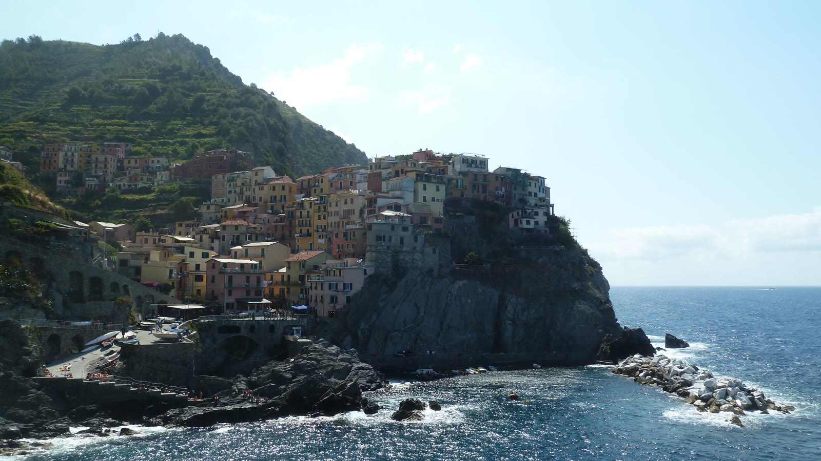 Manarolas farvede huse paa klippen ved havet i Cinque Terre