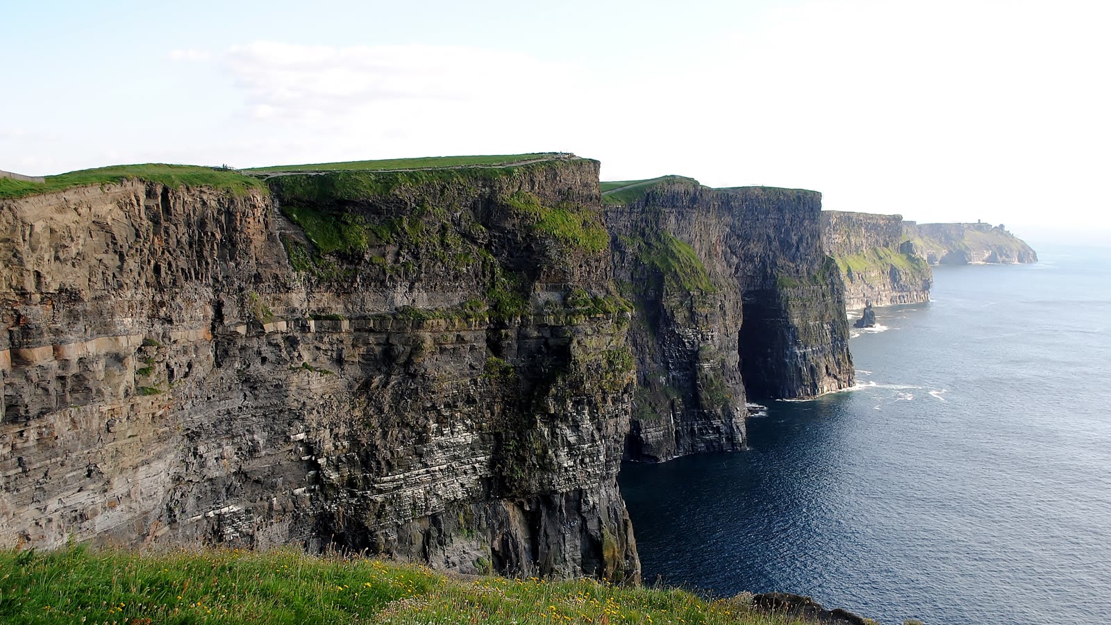 Cliffs of Moher set langs kysten med Atlanterhavet nedenfor