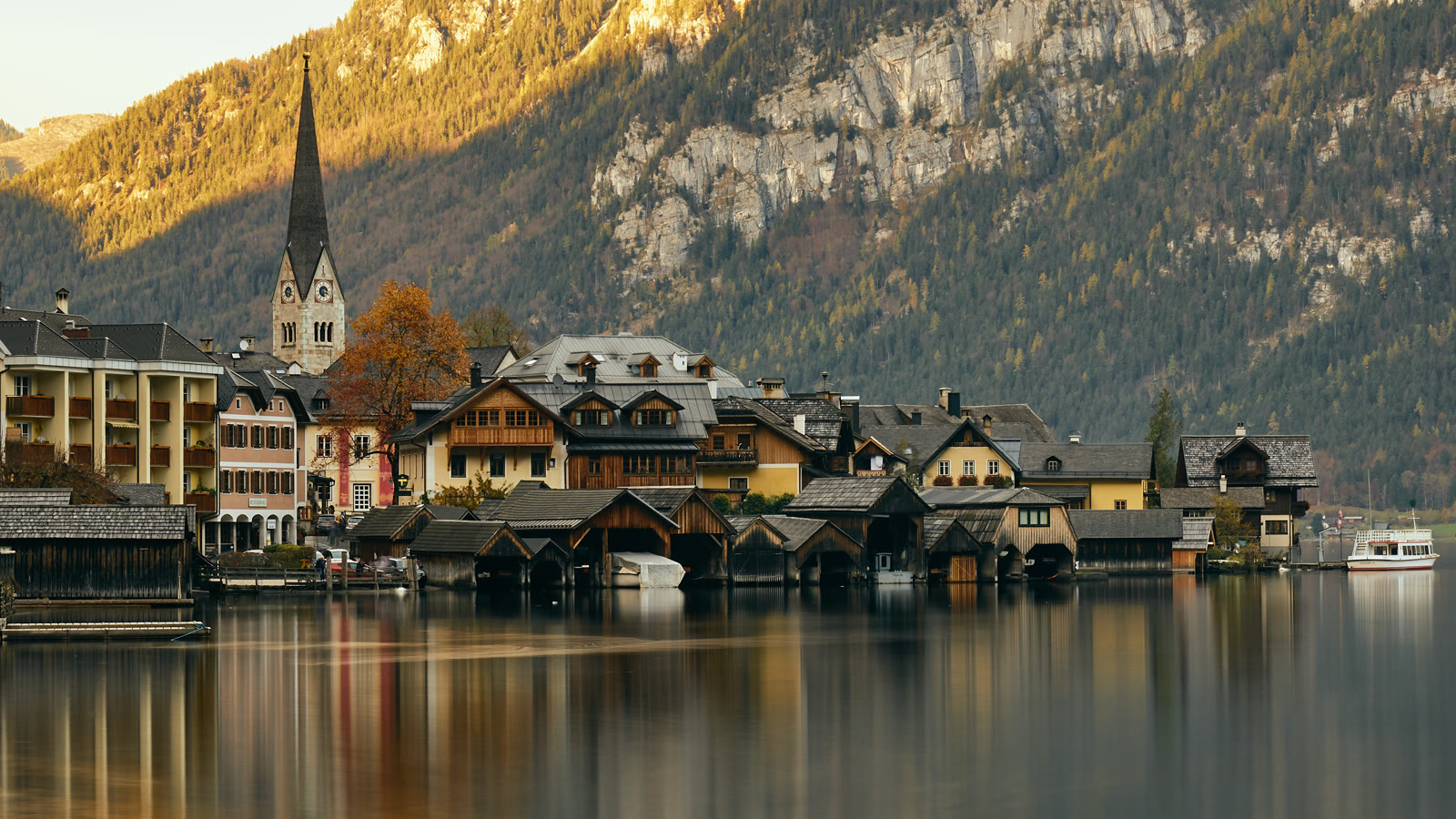 Hallstatt ved søen med kirkespir og bjergside bagved