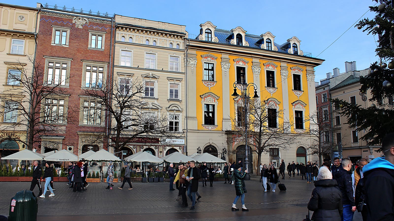 Rynek Glowny i Krakow med farvede facader og fortovsservering