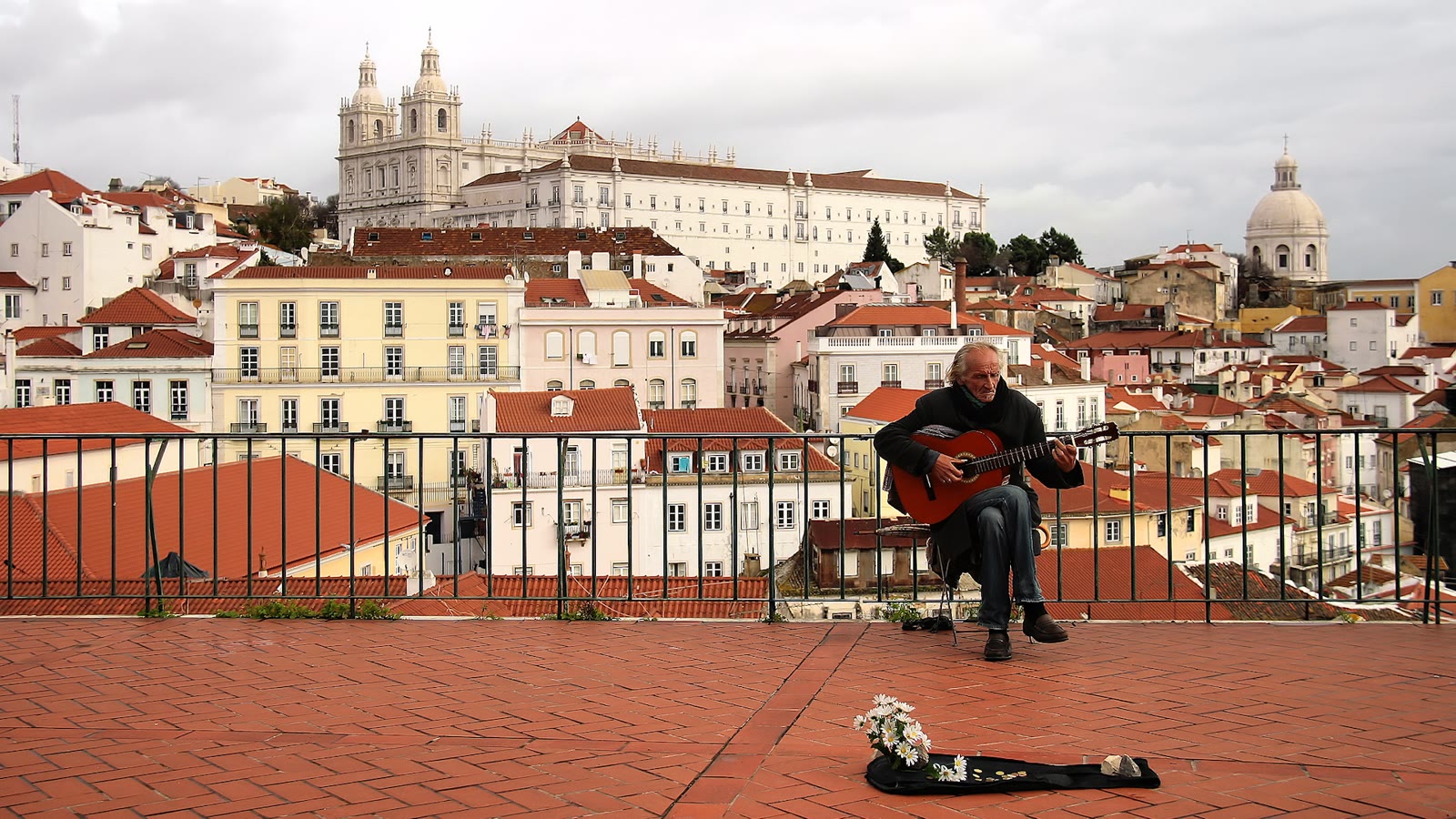 Udsigt over Alfama i Lissabon med Sao Vicente-klosteret bagved