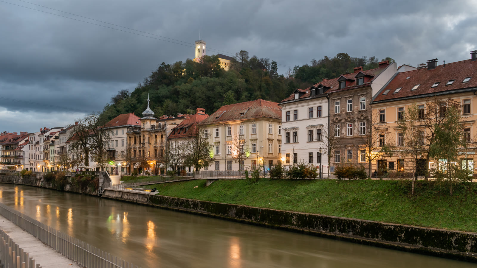 Ljubljanica-floden gennem Ljubljana med borgen paa bakken bagved