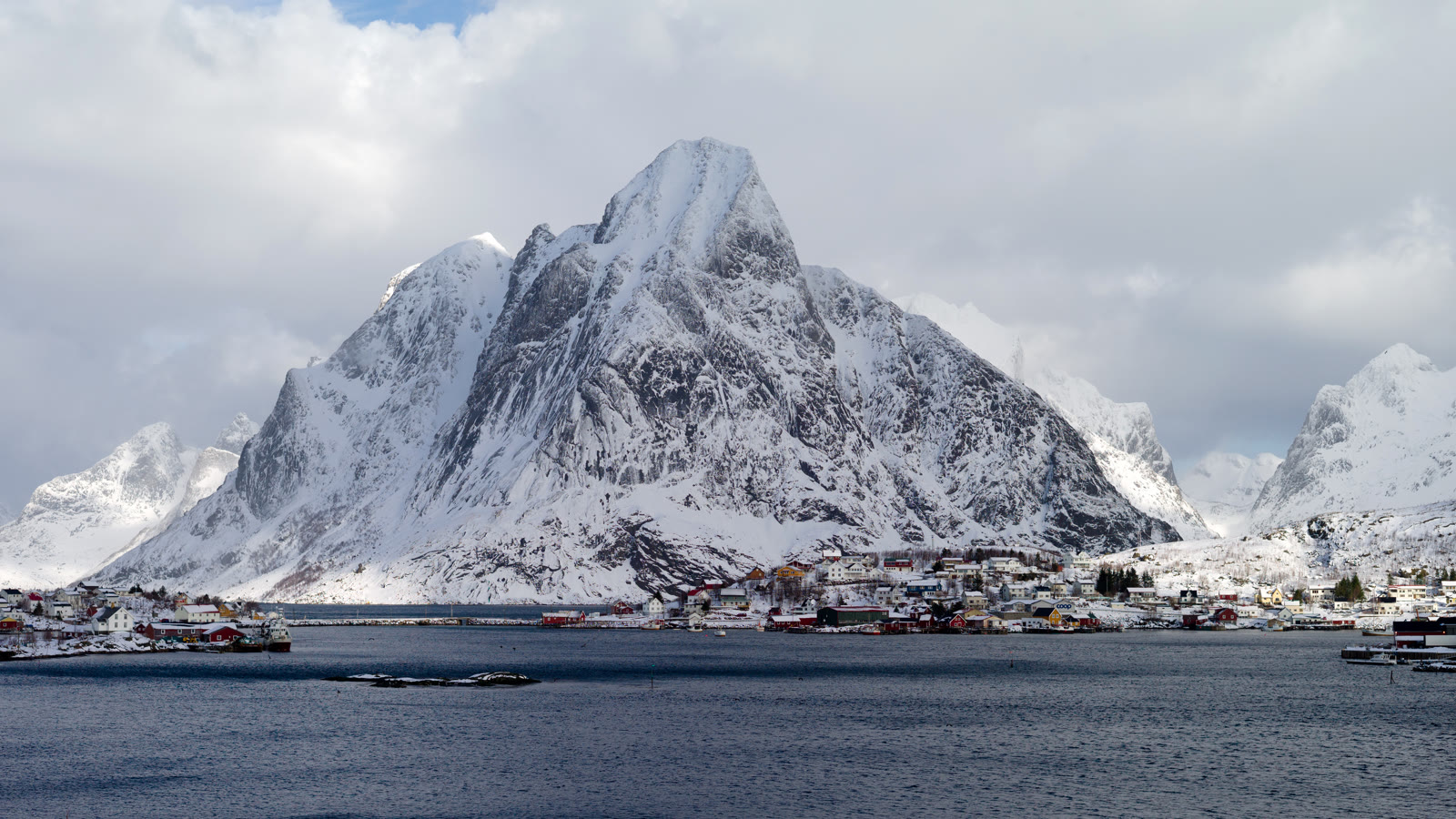 Snedaekket bjerg over fiskerlejet Reine i Lofoten