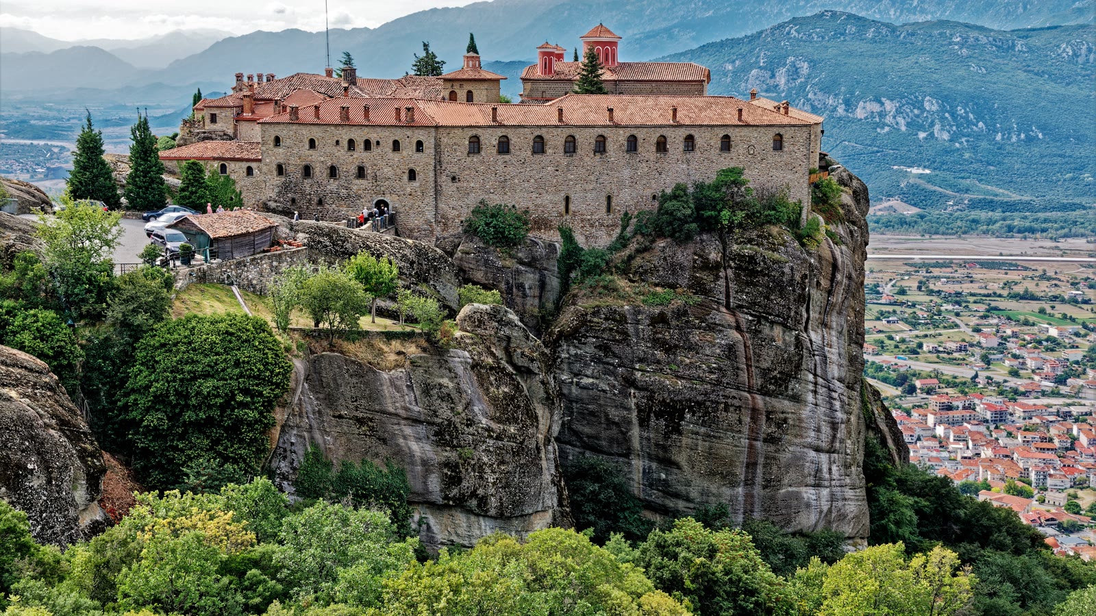 Kloster paa en klippesoejle ved Meteora med byen nedenfor