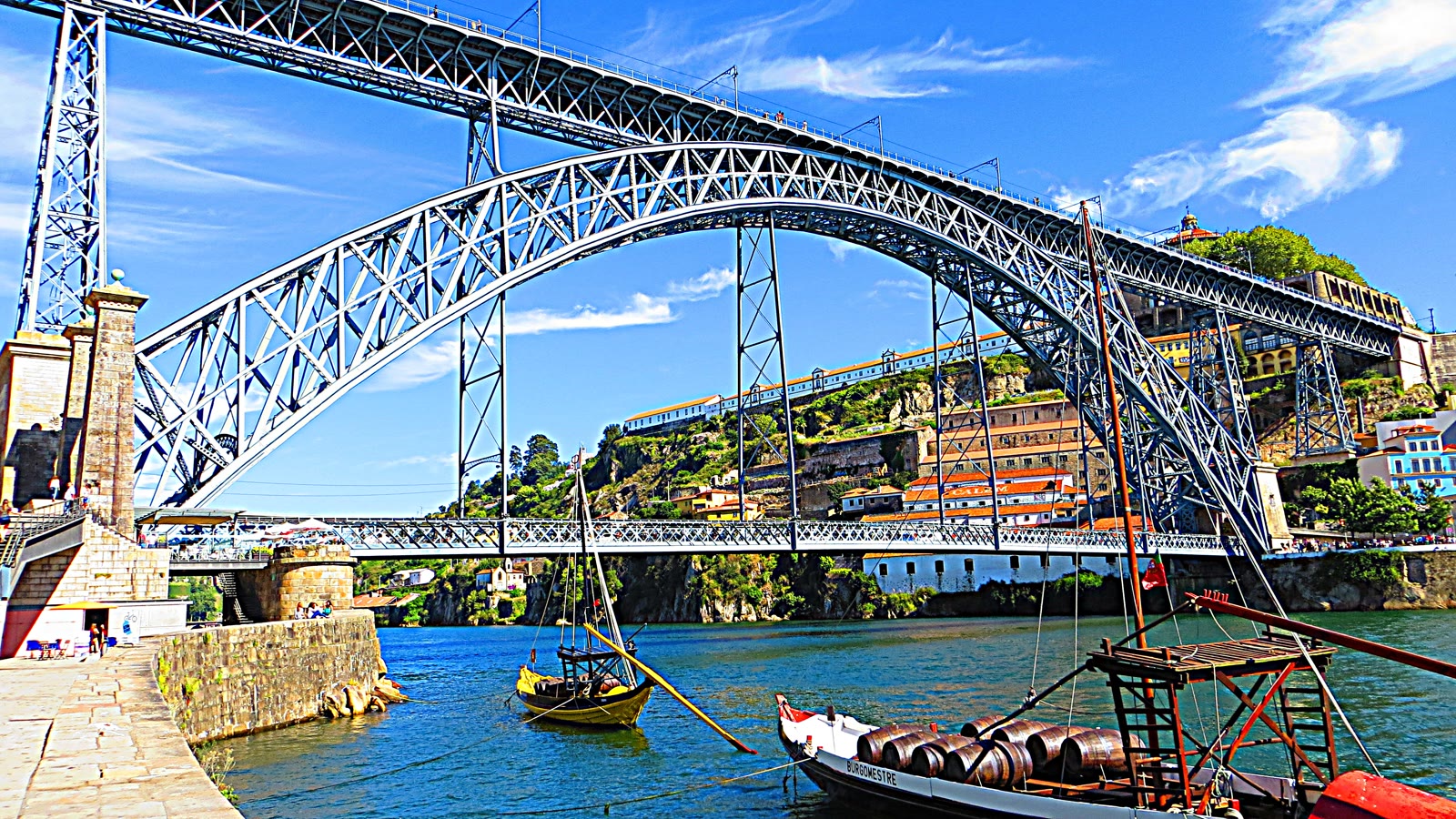Dom Luis I-broen over Douro med rabelo-baade ved Ribeira i Porto