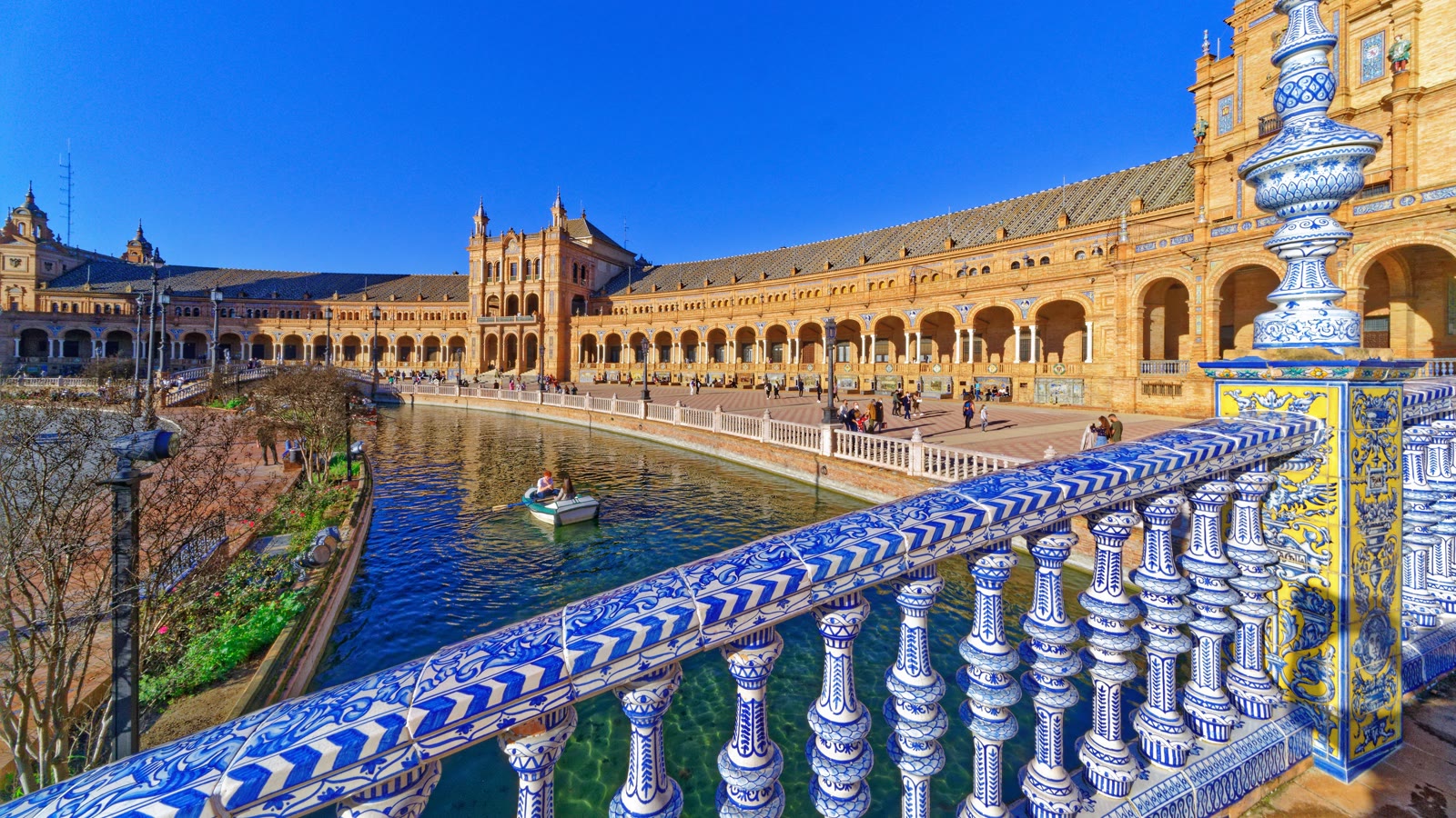 Den blaa kakkelbalustrade ved Plaza de Espana i Sevilla