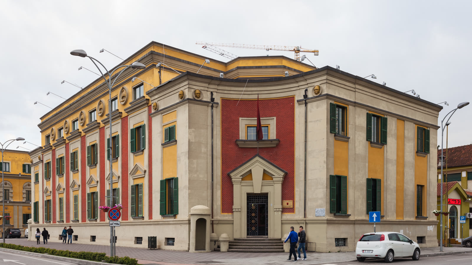 Farvelagt facade i Tirana i gult, roedt og groent